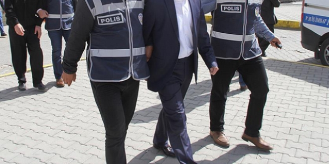 Batman'da görevden uzaklaştırılan 16 polisten 2'si gözaltına alındı