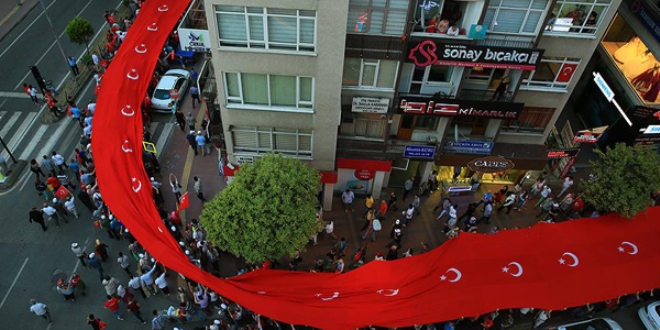 1919 metrelik bayra��n alt�nda 20 bin ki�i