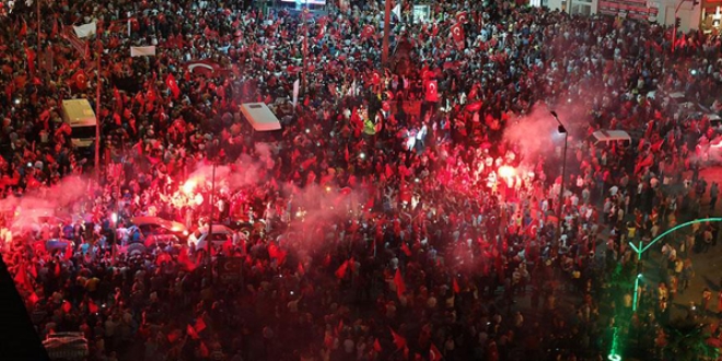 Yurt genelinde 'Demokrasi nöbeti' sürüyor
