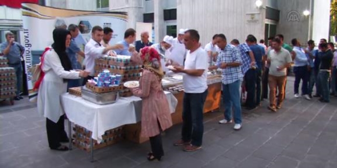 TMO, demokrasi nöbetçilerine kumanya dağıttı