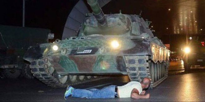 Tankın önüne yatan Metin Doğan'a plaket verildi