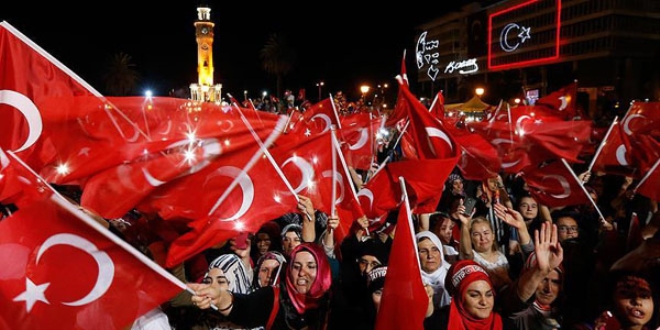 Meydanlarda 'demokrasi nöbeti' devam ediyor