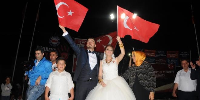 Bartın'da gelin ve damat 'demokrasi nöbeti'nde