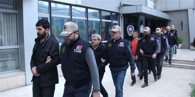 Bursa'da gzaltna alnan 19 polis, adliyeye sevk edildi