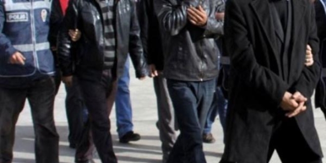 Kapatılan derneğin eşyalarını götürmeye çalışan 2 kişi gözaltına alındı