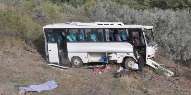 Tarım işçilerini taşıyan minibüs uçuruma devrildi:17 yaralı