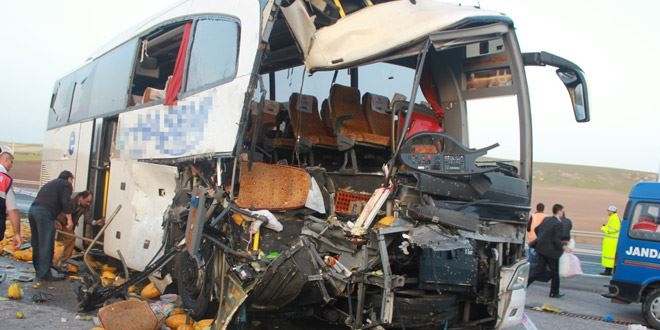 Yolcu otobüsü kamyona çarptı: 1 ölü, 34 yaralı