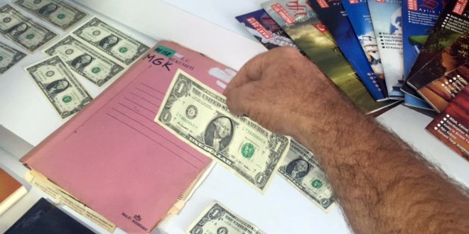 Eskiehir'de albay, hakim, emniyet amiri ve polisin evlerinde 1 dolar bulundu