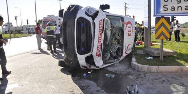 Ambulansla otomobil çarpıştı: 4 yaralı