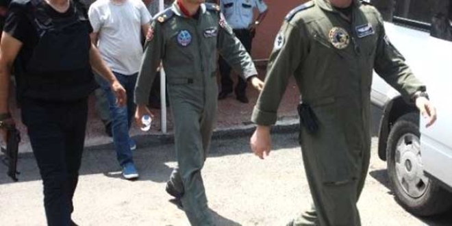 Serbest bırakılan 8 pilot, itiraz üzerine tutuklandı