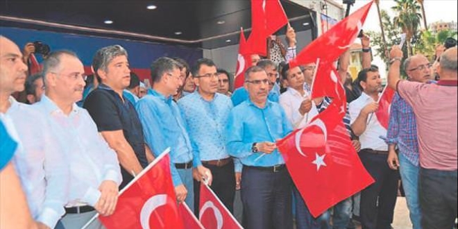Tatil yerine 'demokrasi nöbeti' tutuyorlar