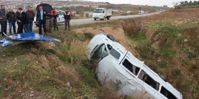 Yolcu minibüsü şarampole yuvarlandı: 19 yaralı