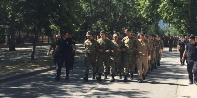 Foça'da gözaltına alınan askerlerden 100'ü serbest bırakıldı