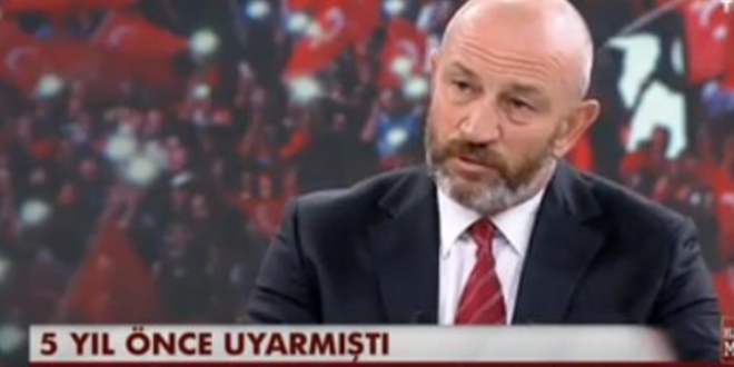 Emekli Deniz Kurmay Albay Türkşen, gözyaşlarını zor tuttu