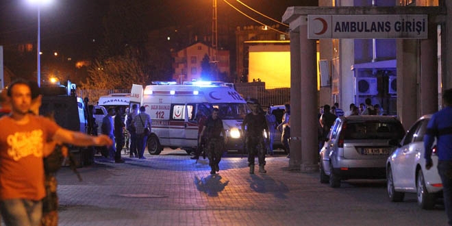Hakkari'de polis kontrol noktasna saldr: 3 yaral