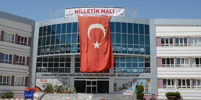Kapatılan okula 'Milletin malı milletin hizmetinde' afiş asıldı