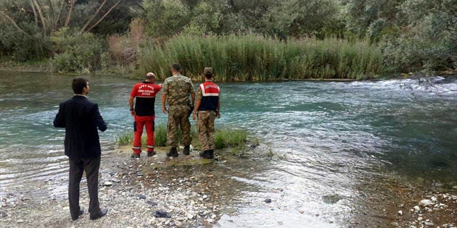 Irmağa düşen eşini kurtarmak isteyen imam boğuldu