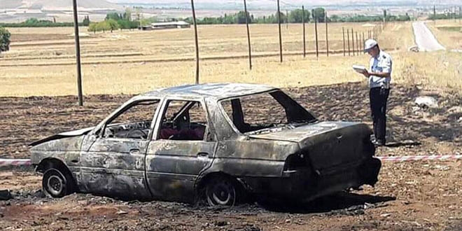 Kaza yapan emekli polis otomobilde yanarak öldü