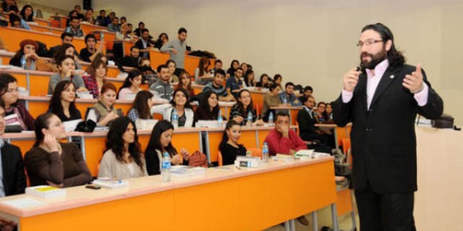 FETÖ propagandası yapan akademisyenin görevine son verildi