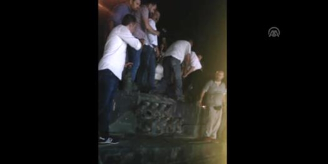 Vatandaşların tankları rehin teslim alma görüntüleri