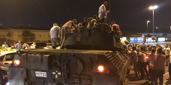 Polisler aileleriyle helalleşip darbecilerin karşısına dikildiler