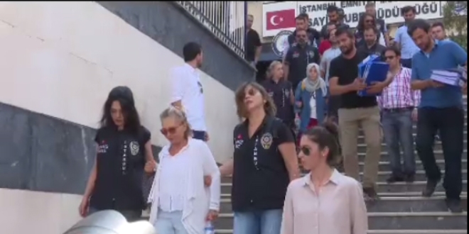 Üzerlerinde B, L ve K serisi 1 dolar bulunan gazeteciler