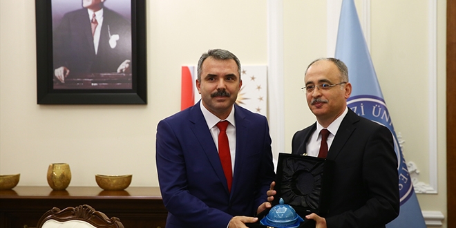 Gazi Üniversitesi'nde devir teslim yapıldı