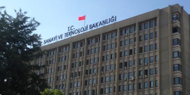 Sanayi Bakanlığı'nda 63 kişi memuriyetten çıkarıldı