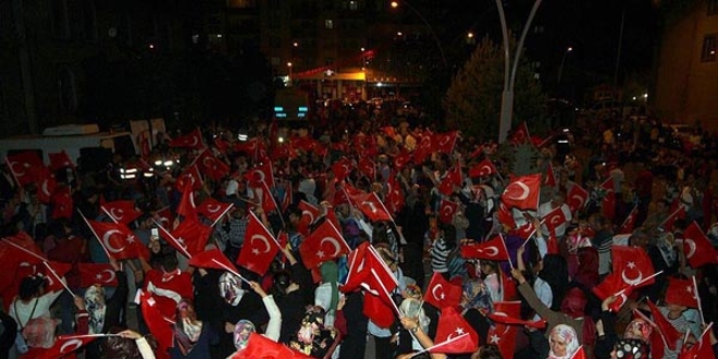 'Demokrasi nöbetleri devam ediyor'