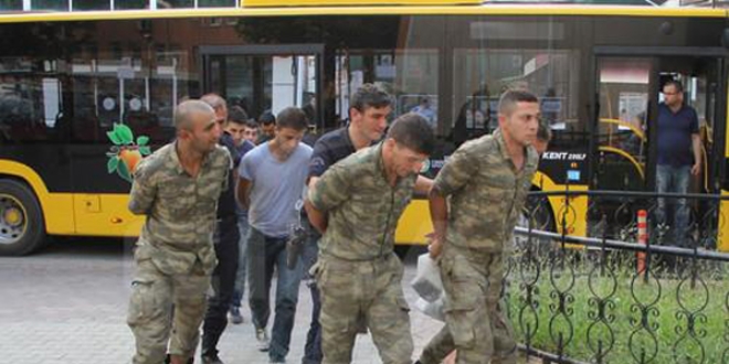 Kars'ta adliyeye sevk edilen 70 rtbeli askerden 28'i tutukland