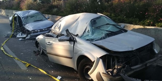 Tankların ezdiği araçlar emniyet otoparkına çekildi