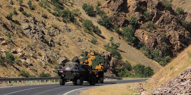 Şemdinli'de çatışma çıktı, ilçeye giriş çıkışlar kapatıldı