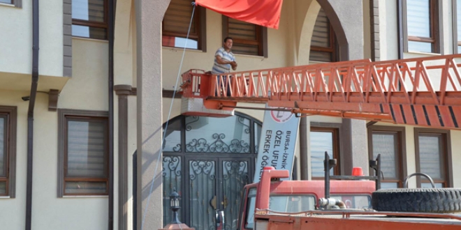 Siirt'te FETÖ ile bağlantılı 45 okulun tabelası söküldü