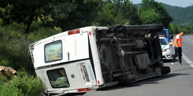 Mevsimlik i��ileri ta��yan minib�s devrildi: 16 yaral�