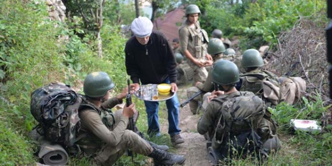 Ordu'da halk, askerlere çay ve yiyecek ikramında bulundu