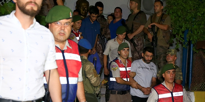 Marmaris'te, aranan 2 darbeci asker daha yakalandı