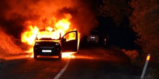 Bingöl'de teröristler 5 araç yaktı