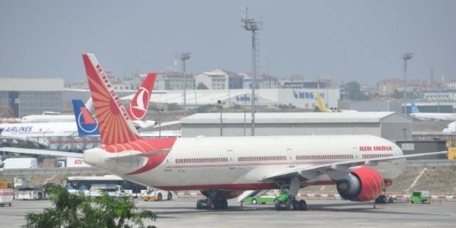 Hindistan u�a�� �stanbul'a acil ini� yapt�