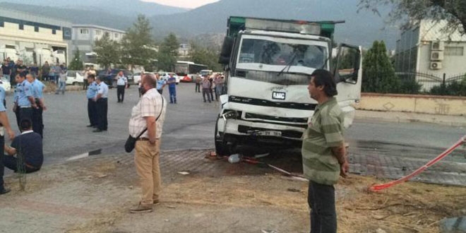 İzmir'de trafik kazası: 3 ölü, 1 yaralı