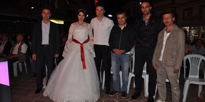 Polis memuru damat ve eşi demokrasi nöbetinde