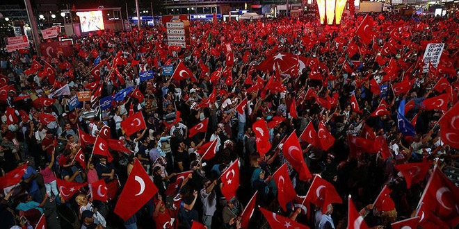 Meydanlarda 'demokrasi nöbeti' sürüyor