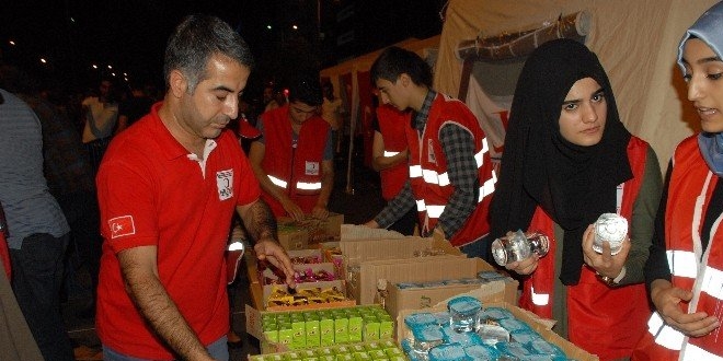 K�z�lay demokrasi n�bet�ilerinin yan�nda