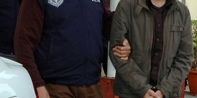 Isparta'da bir kişi Gülen'e ait kitap ve CD'leri saklamaya çalışırken yakalandı