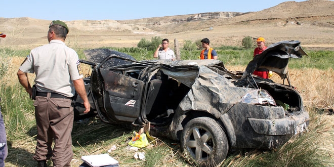 Aksaray'da otomobil arampole devrildi: 2 l, 1 yaral