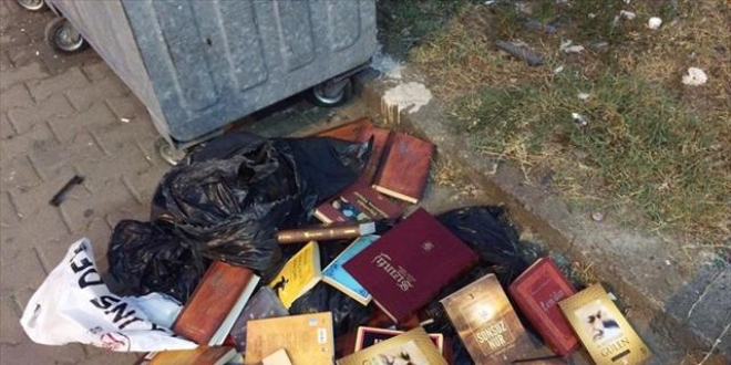 Tokat'ta bir çöp kutusunda Gülen'e ait 20 civarında kitap bulundu