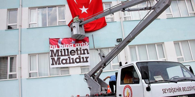 Kapatılan okulun üzerine 'Bu bina artık milletin malıdır' afişi asıldı