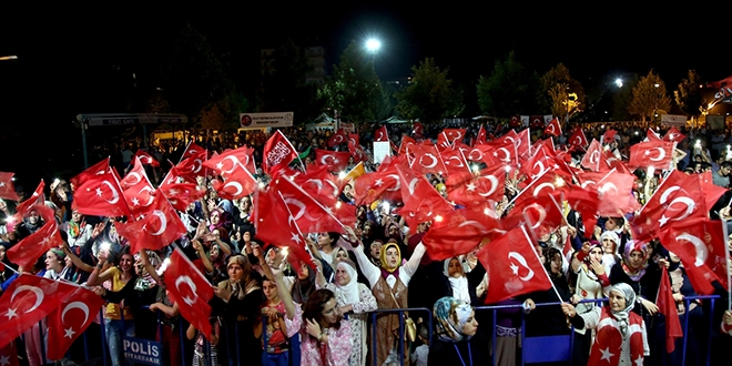 Diyarbakır'da, demokrasi nöbeti sürüyor