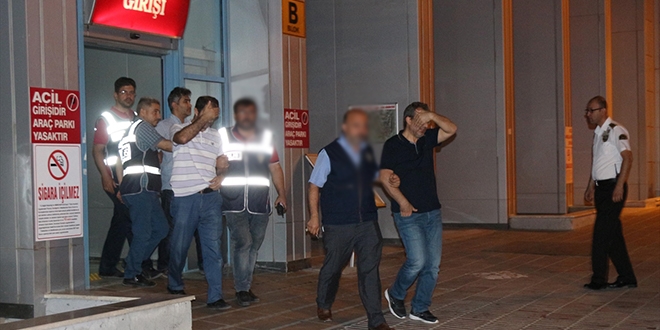 Burdur'da, 6 akademisyen ve 2 memur tutukland