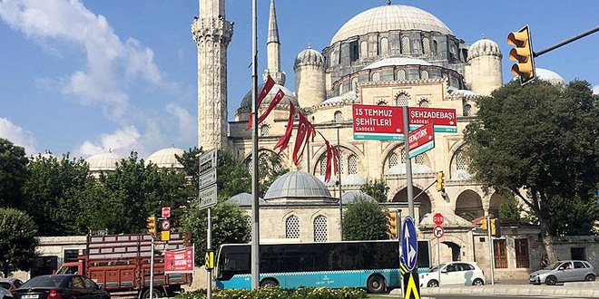 15 Temmuz �ehitler Caddesi'nin tabelas� as�ld�
