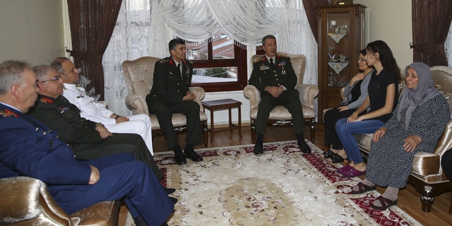 Genelkurmay Başkanı Akar'dan şehit evine taziye ziyareti